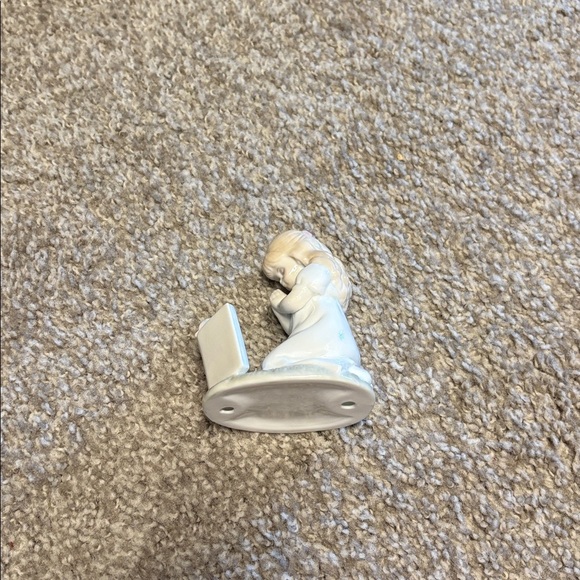 Hallmark Studio B - Little Girl Kneeling in Prayer w Bible - Porcelain Figurine - Picture 2 of 9